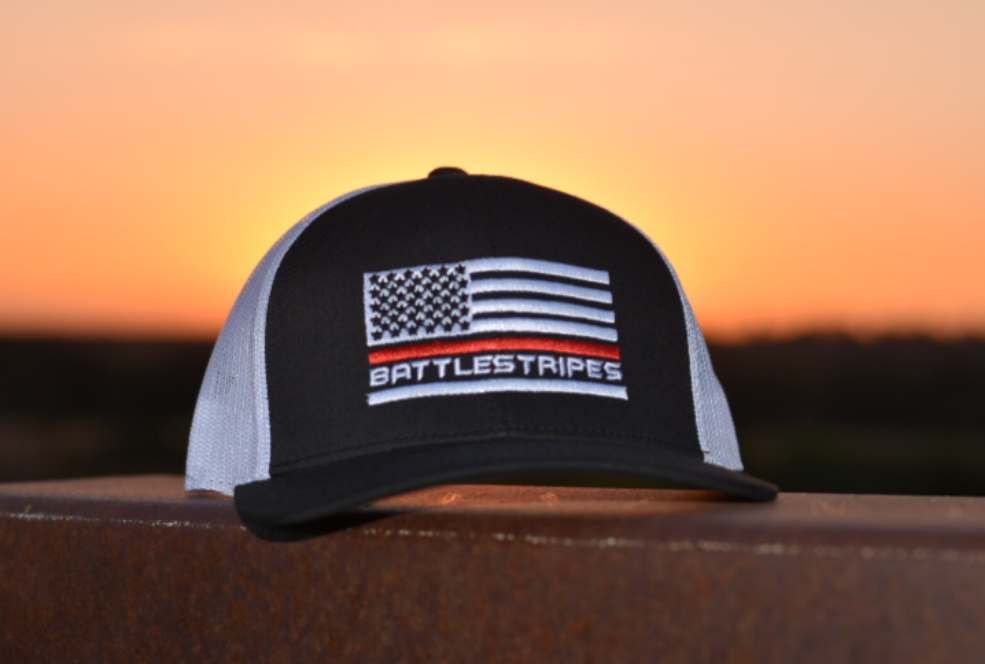 Black/white red line snap